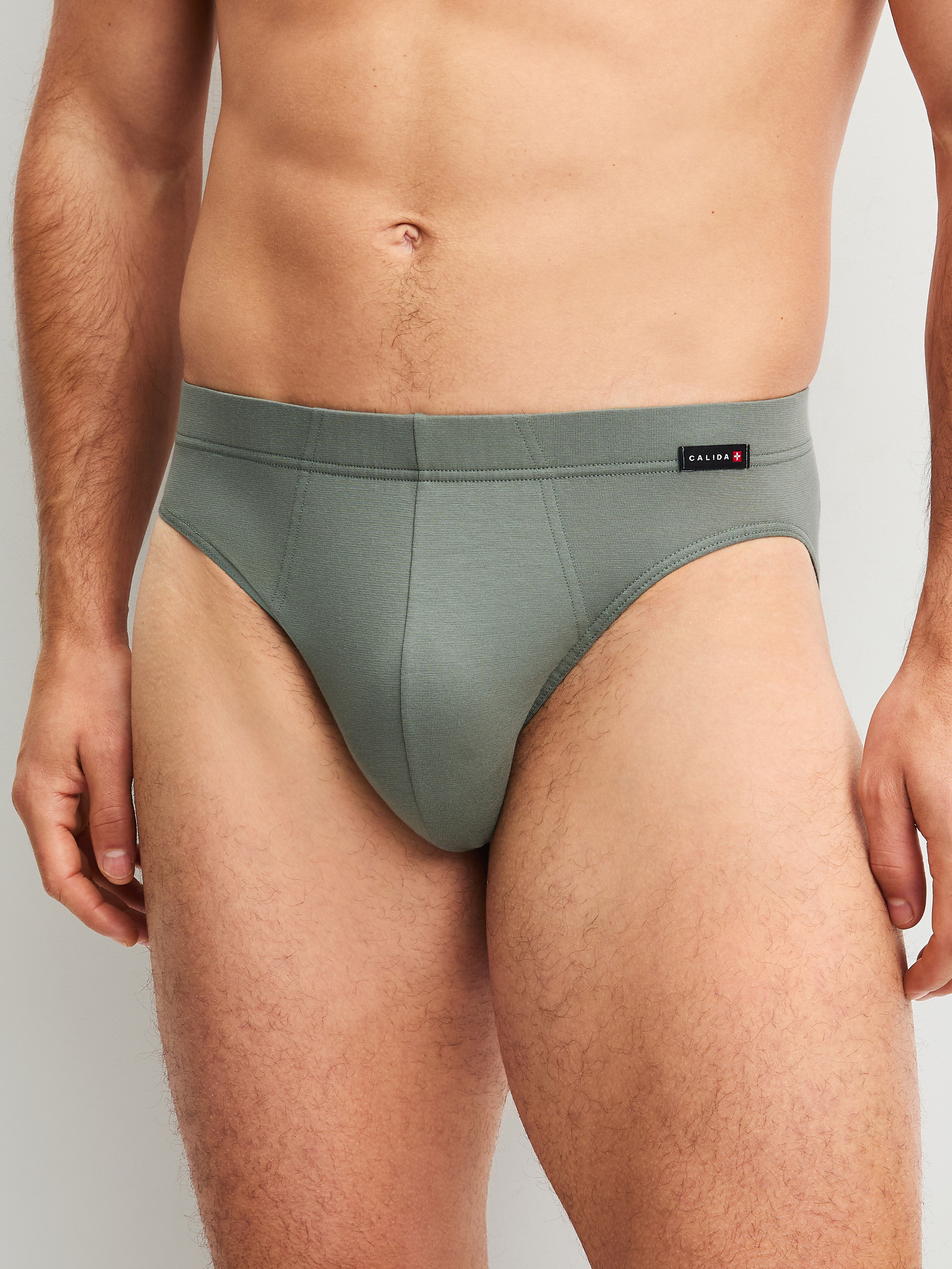 Le mannequin Homme porte le/la Mini slip en Coton de couleur Vert, Unicolore, de la série Evolution de CALIDA, Vue de face