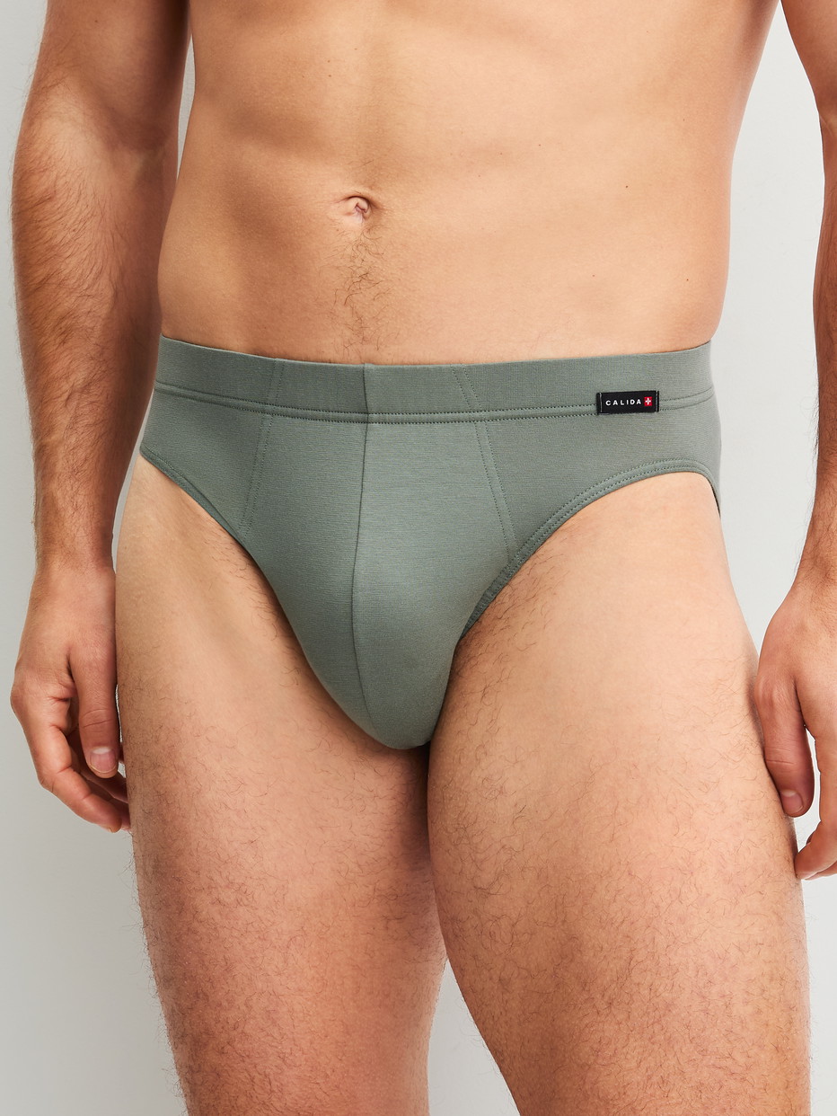 Herren-Model trägt Slip aus Baumwolle in Grün, Einfarbig aus Serie Evolution von CALIDA, Vorderansicht