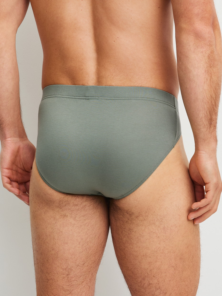 Herren-Model trägt Slip aus Baumwolle in Grün, Einfarbig aus Serie Evolution von CALIDA, Rückansicht