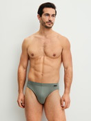 La modella / Il modello Uomo indossa Mini slip in Cotone di colore Verde, Tinta unita, della serie Evolution di CALIDA, Abbigliamento