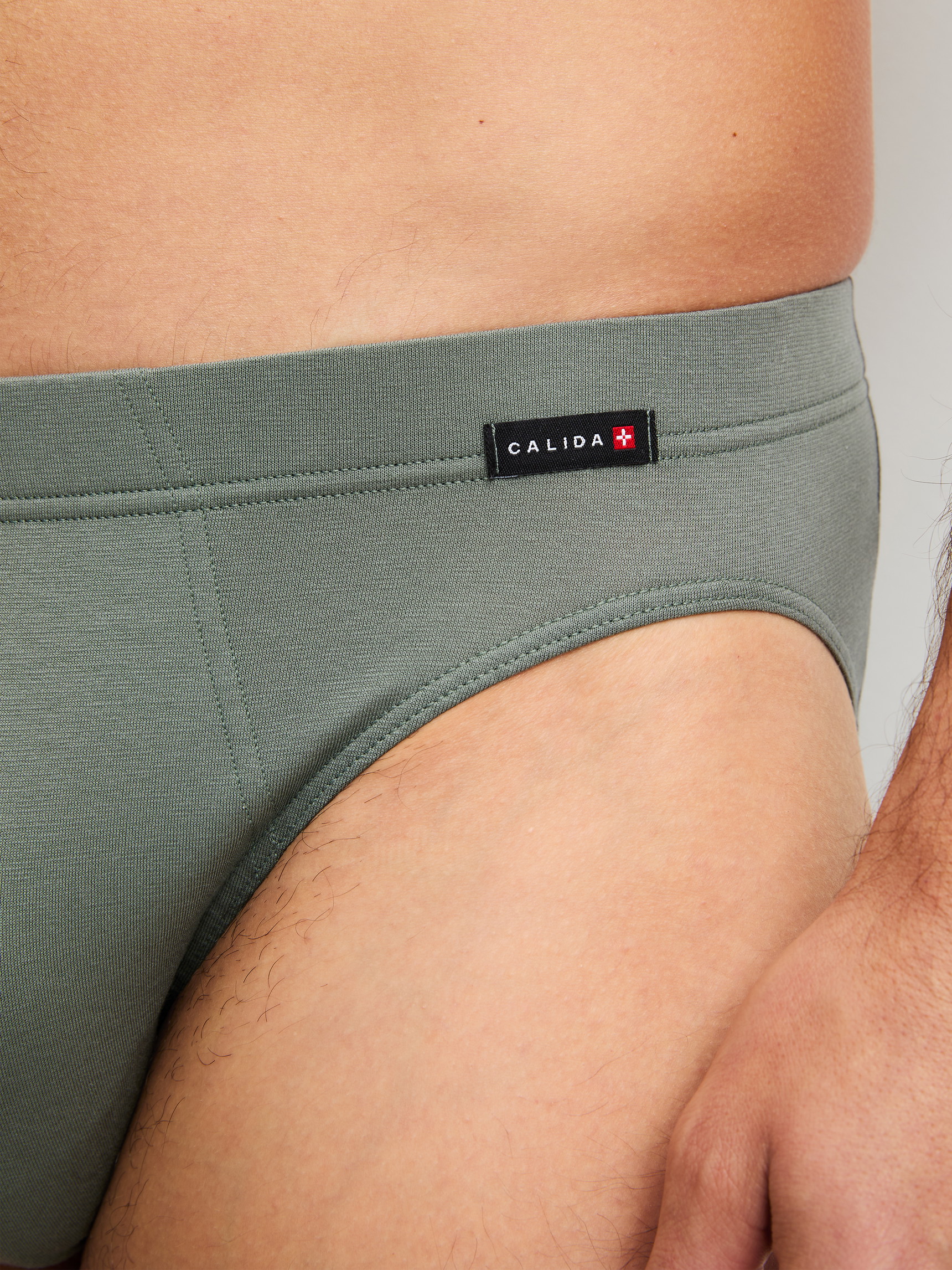 Le mannequin Homme porte le/la Mini slip en Coton de couleur Vert, Unicolore, de la série Evolution de CALIDA, Détail