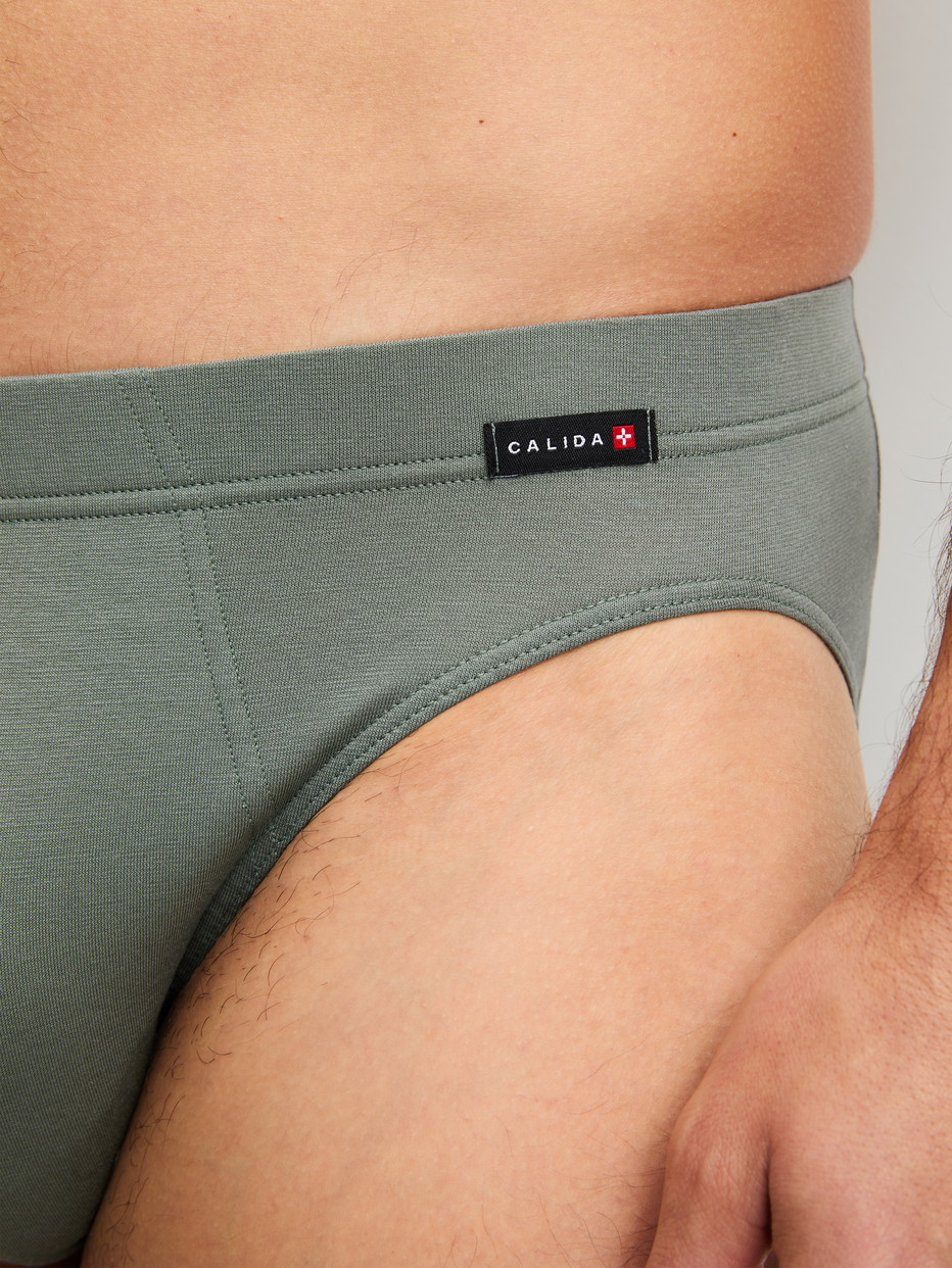 Herren-Model trägt Slip aus Baumwolle in Grün, Einfarbig aus Serie Evolution von CALIDA, Detail