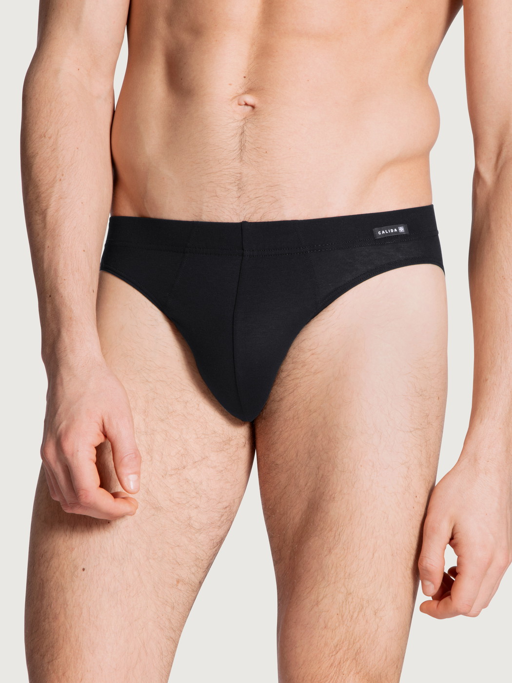 La modella / Il modello Uomo indossa Mini slip in Cotone di colore Nero, Tinta unita, della serie Evolution di CALIDA, Vista frontale
