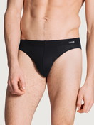 La modella / Il modello Uomo indossa Mini slip in Cotone di colore Nero, Tinta unita, della serie Evolution di CALIDA, Vista frontale
