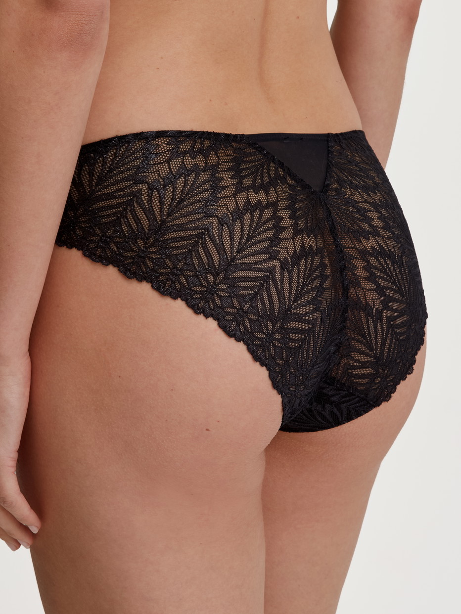 Damen-Model trägt Slip, regular cut aus Viskose in Schwarz, Spitze aus Serie Seduction Lace von CALIDA, Rückansicht