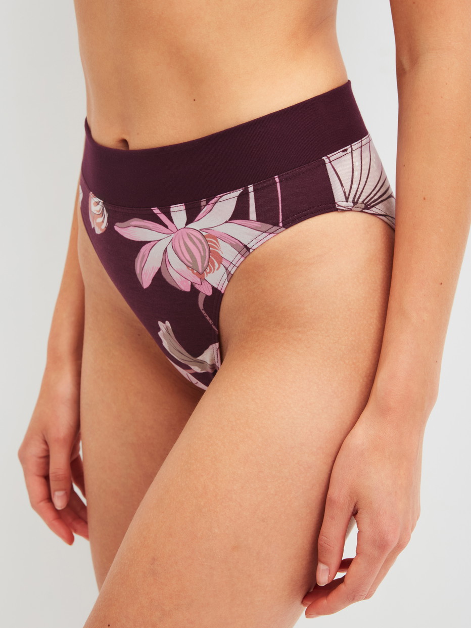 Damen-Model trägt Slip mit Softbund, high waist aus Baumwolle in Rot, Floral aus Serie Elastic Trend Spec. von CALIDA, Vorderansicht