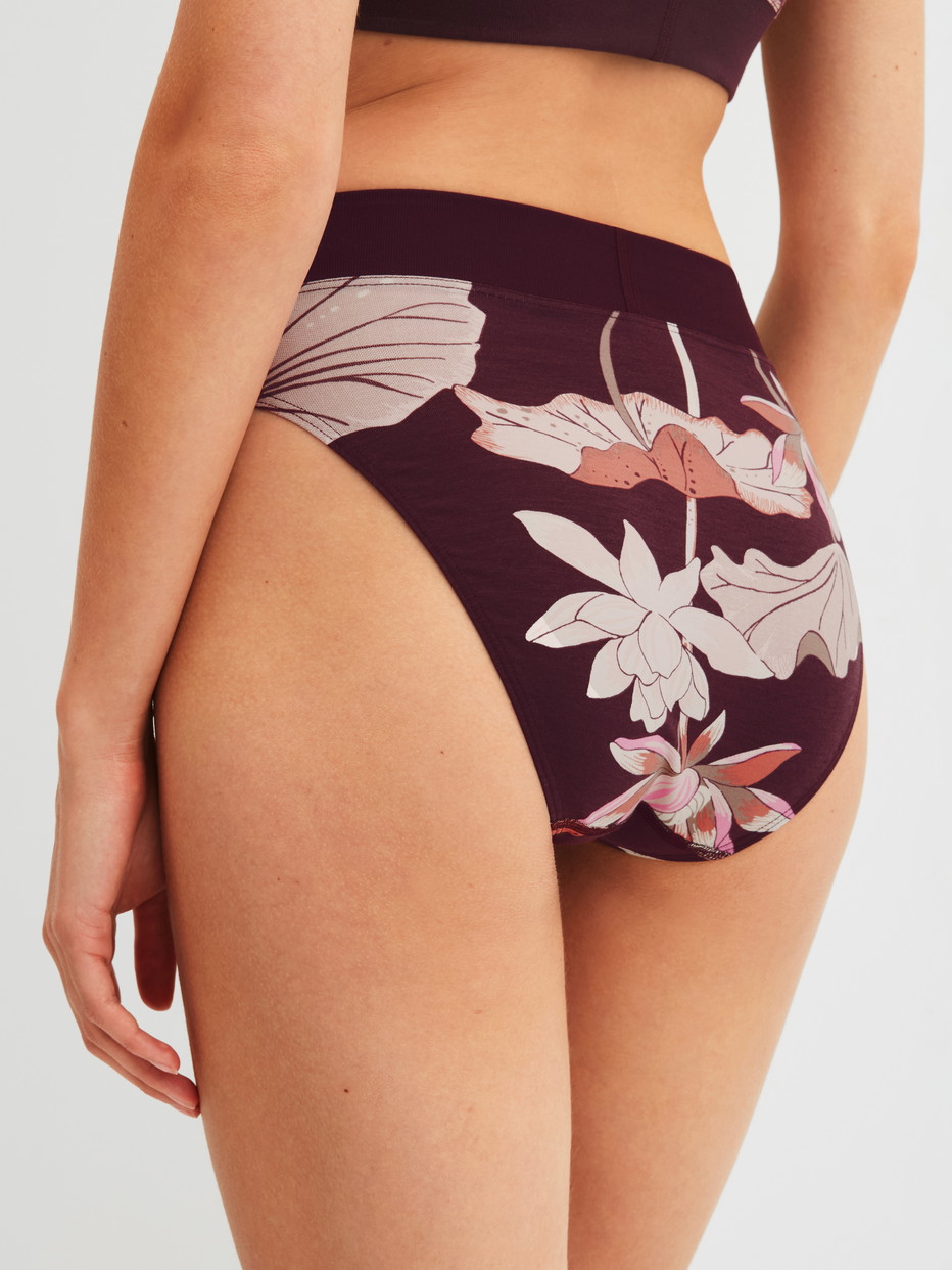 Damen-Model trägt Slip mit Softbund, high waist aus Baumwolle in Rot, Floral aus Serie Elastic Trend Spec. von CALIDA, Rückansicht