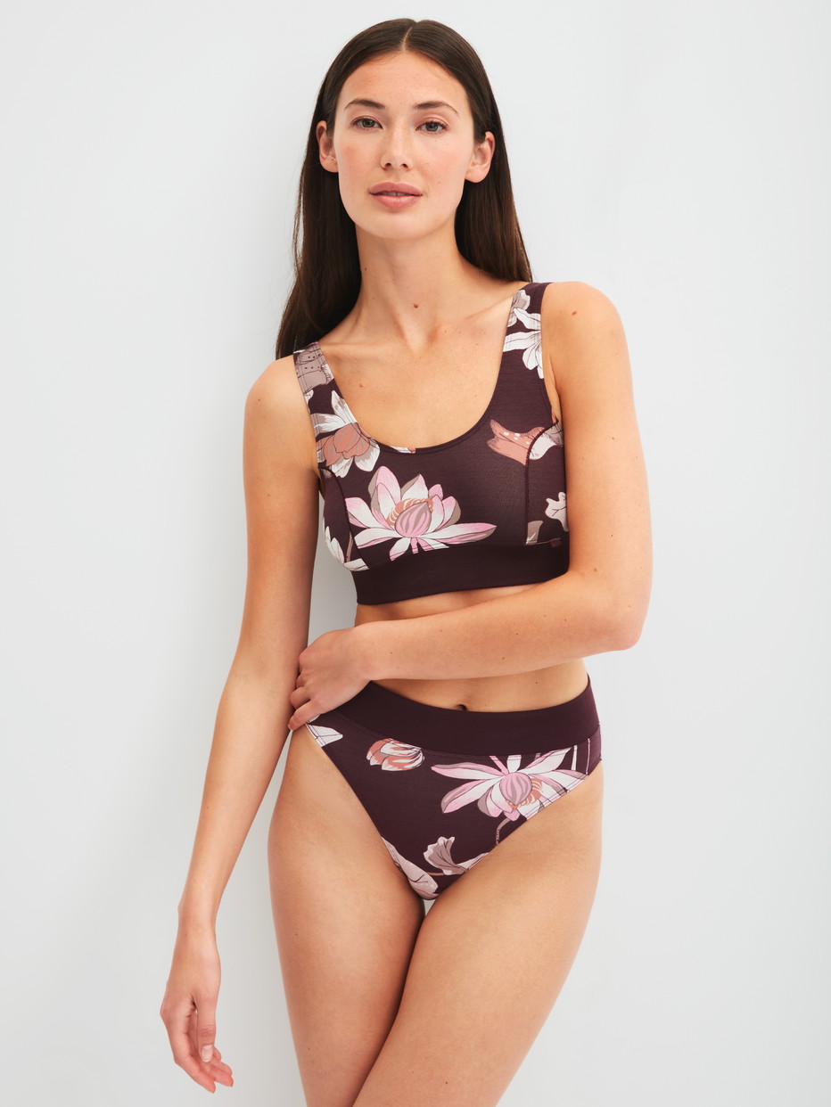 Damen-Model trägt Slip mit Softbund, high waist aus Baumwolle in Rot, Floral aus Serie Elastic Trend Spec. von CALIDA, Outfit