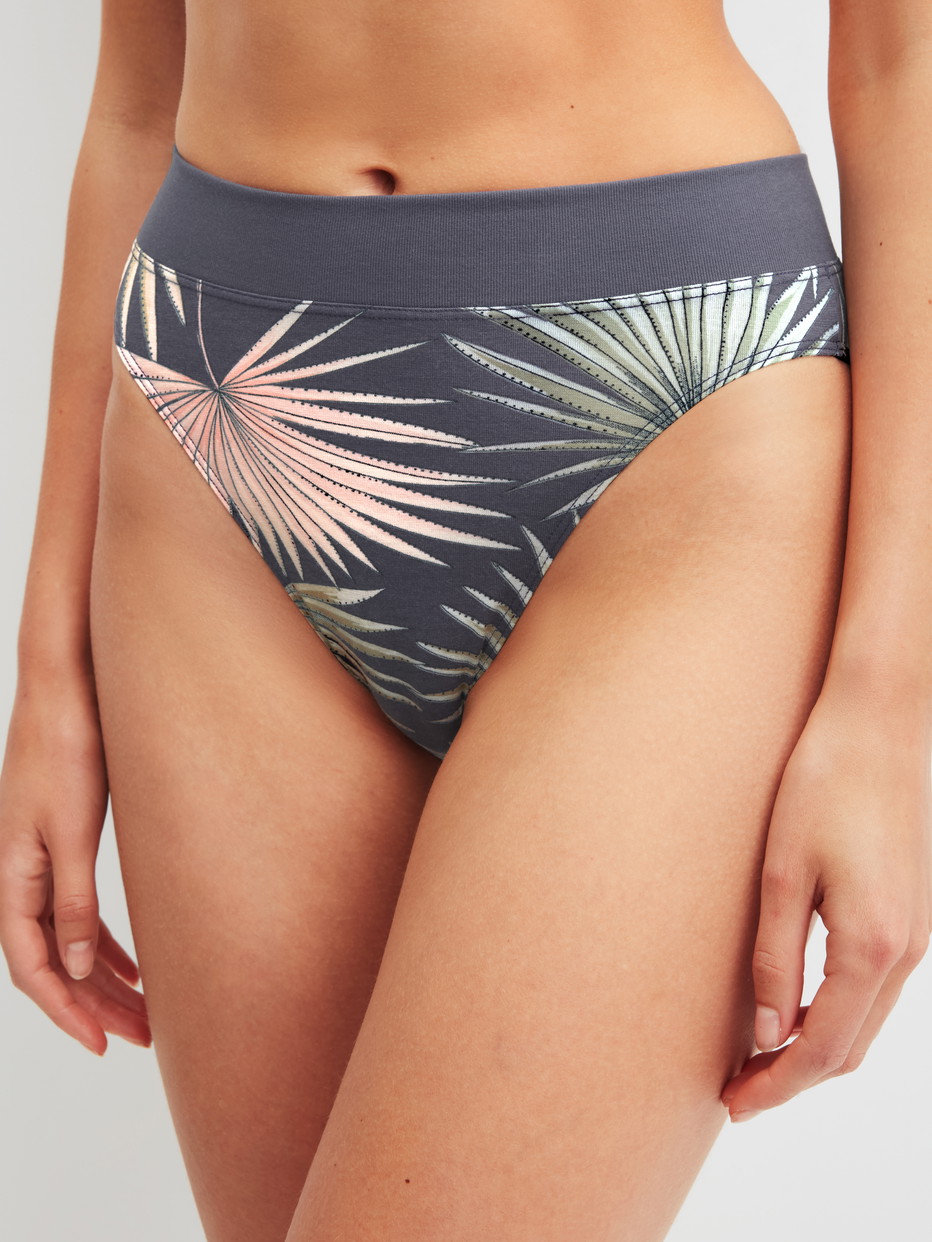 Damen-Model trägt Slip mit Softbund, high waist aus Baumwolle in Grau, Floral aus Serie Elastic Trend von CALIDA, Vorderansicht