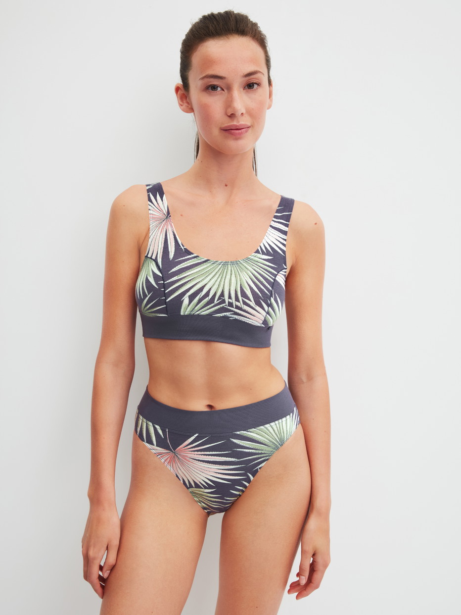 Damen-Model trägt Slip mit Softbund, high waist aus Baumwolle in Grau, Floral aus Serie Elastic Trend von CALIDA, Outfit