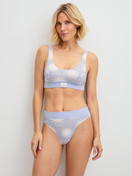 Damen-Model trägt Slip mit Softbund, high waist aus Baumwolle in Blau, Motiv aus Serie EDITION 85 von CALIDA, Outfit