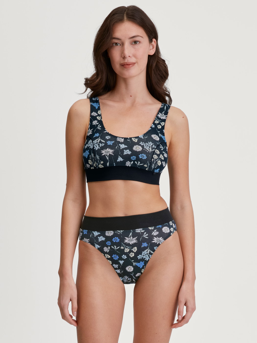 Women model is wearing Brief, high waist made of Cotton in Black, Floral from the Elastic Trend series by CALIDA, Outfit