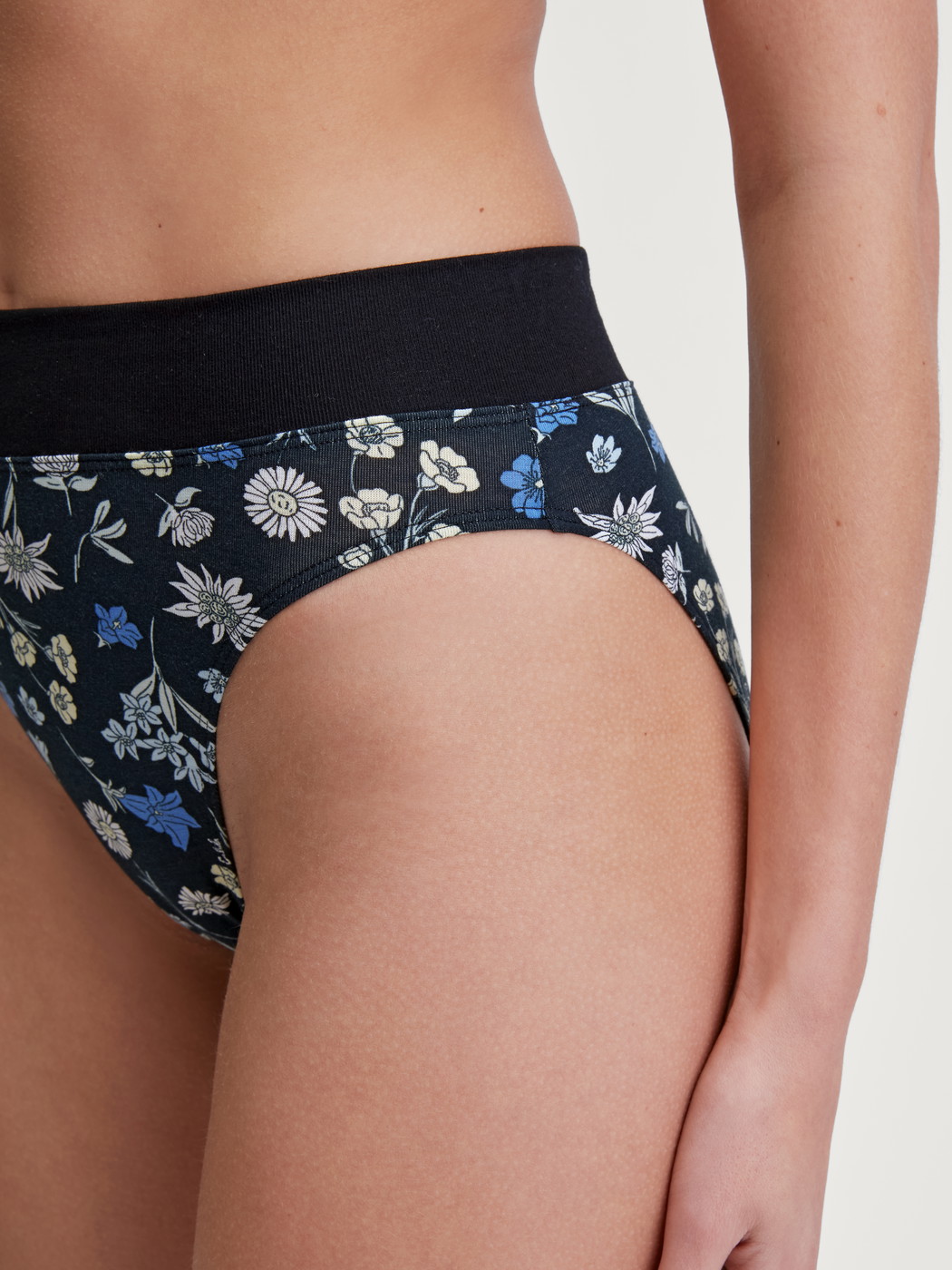 Women model is wearing Brief, high waist made of Cotton in Black, Floral from the Elastic Trend series by CALIDA, Detail