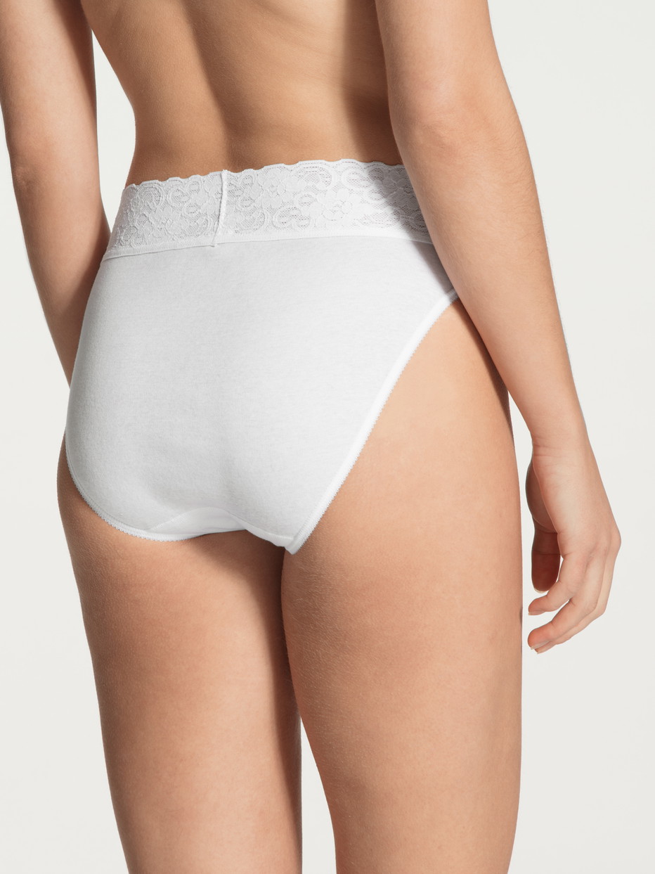 Damen-Model trägt Jazzpant aus 100% Baumwolle in Weiß, Spitze aus Serie Iconics von CALIDA, Rückansicht