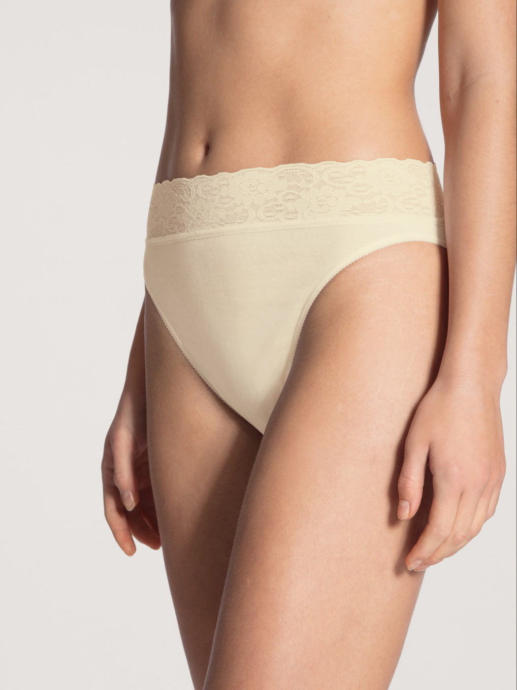 Damen-Model trägt Jazzpant aus 100% Baumwolle in Gelb, Spitze aus Serie Iconics von CALIDA, Vorderansicht
