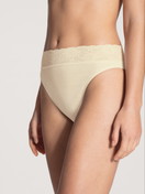 Damen-Model trägt Jazzpant aus 100% Baumwolle in Gelb, Spitze aus Serie Iconics von CALIDA, Vorderansicht