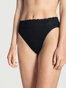La modella / Il modello Donna indossa Slip in 100% cotone di colore Nero, Pizzo, della serie Iconics di CALIDA, Vista frontale