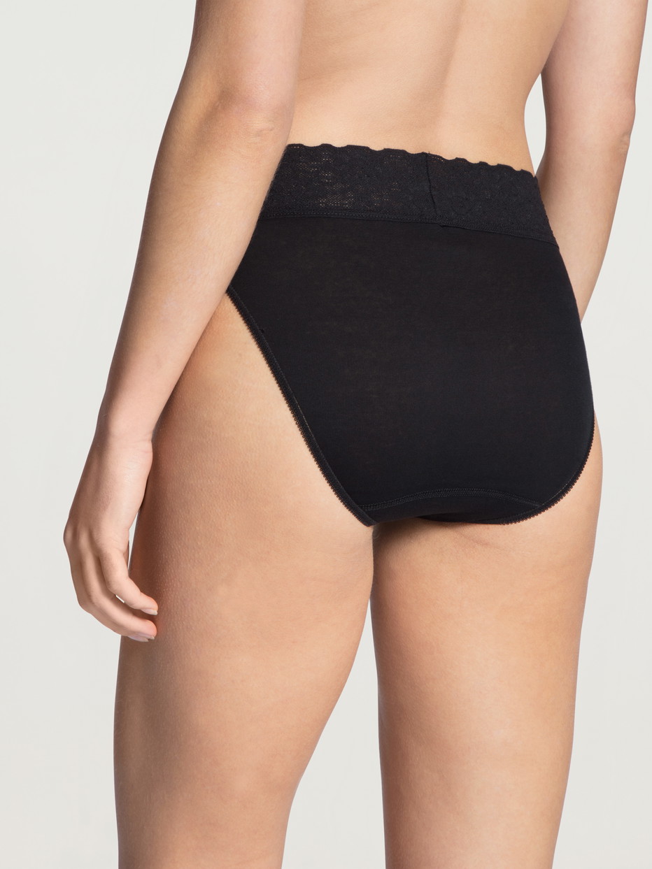 Damen-Model trägt Jazzpant aus 100% Baumwolle in Schwarz, Spitze aus Serie Iconics von CALIDA, Rückansicht