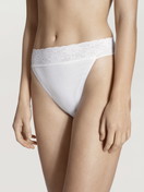 Le mannequin Femme porte le/la Culotte en 100% coton de couleur Blanc, Dentelle, de la série Iconics de CALIDA, Vue de face