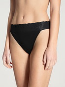 Le mannequin Femme porte le/la Culotte en 100% coton de couleur Noir, Dentelle, de la série Iconics de CALIDA, Vue de face