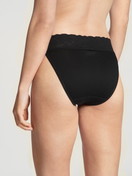 Le mannequin Femme porte le/la Culotte en 100% coton de couleur Noir, Dentelle, de la série Iconics de CALIDA, Vue arrière