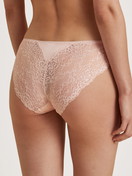 Le mannequin Femme porte le/la Culotte en Viscose de couleur Rose, Dentelle, de la série Sensual Secrets de CALIDA, Vue arrière