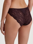 Damen-Model trägt Slip, regular cut aus Spitze in Rot, Spitze aus Serie Sensual Secrets von CALIDA, Rückansicht