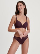 Damen-Model trägt Slip, regular cut aus Spitze in Rot, Spitze aus Serie Sensual Secrets von CALIDA, Outfit