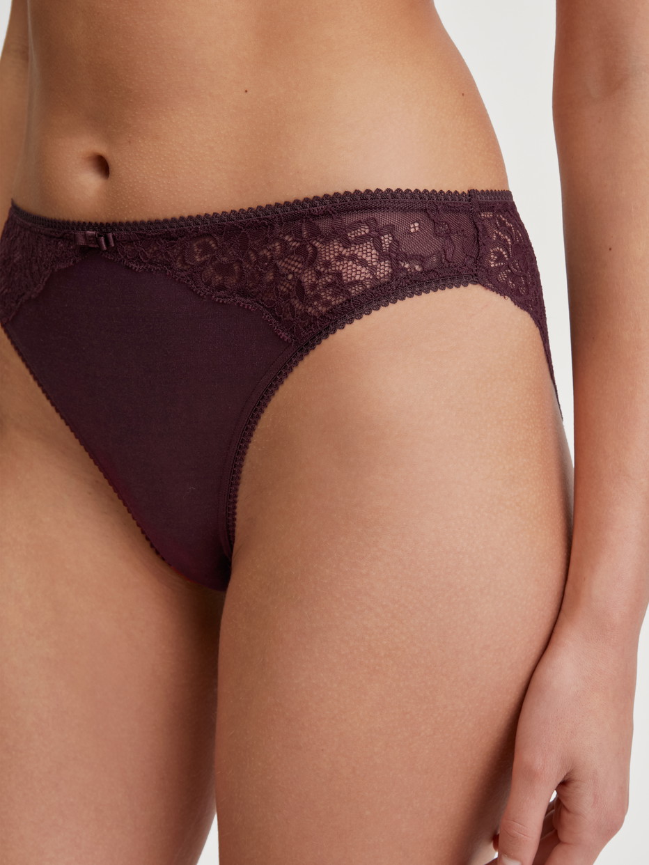 Le mannequin Femme porte le/la Culotte en Dentelle de couleur Rouge, Dentelle, de la série Sensual Secrets de CALIDA, Détail