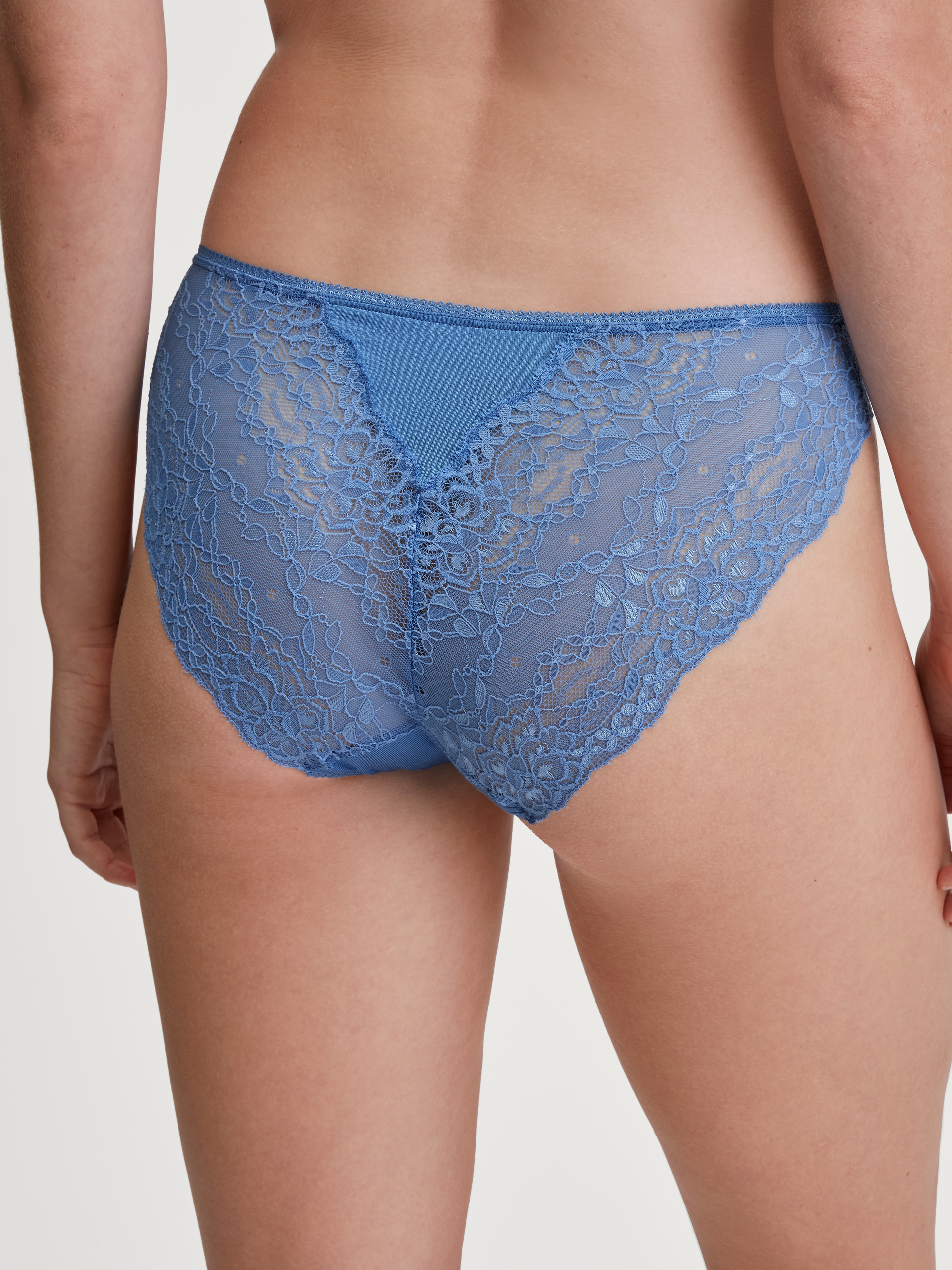 La modella / Il modello Donna indossa Slip in Pizzo di colore Blu, Pizzo, della serie Sensual Secrets di CALIDA, Vista posteriore