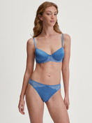 Damen-Model trägt Slip, regular cut aus Spitze in Blau, Spitze aus Serie Sensual Secrets von CALIDA, Outfit