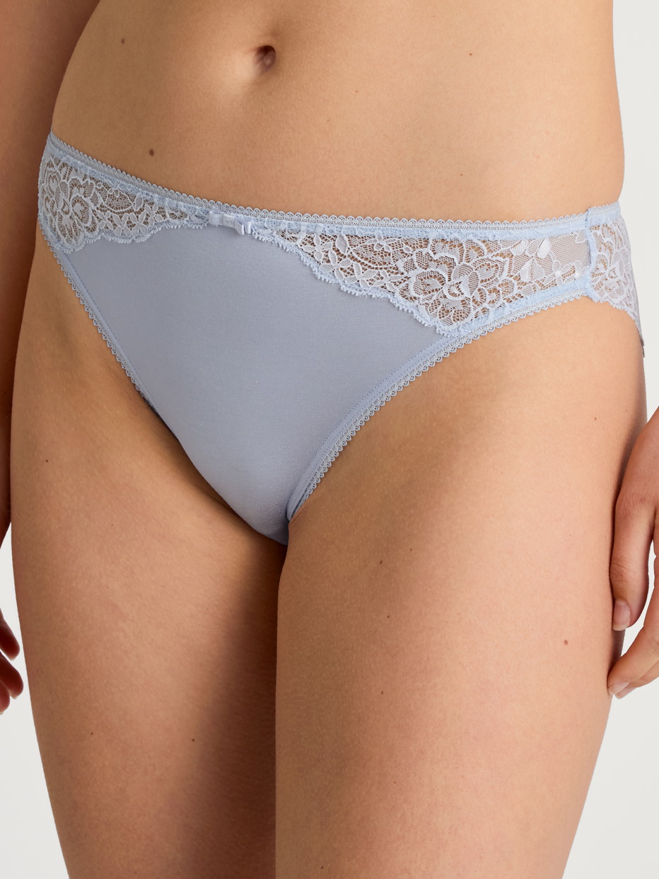 Damen-Model trägt Slip, regular cut aus Viskose in Blau, Spitze aus Serie Sensual Secrets von CALIDA, Vorderansicht