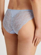 La modella / Il modello Donna indossa Slip in Viscosa di colore Blu, Pizzo, della serie Sensual Secrets di CALIDA, Vista posteriore