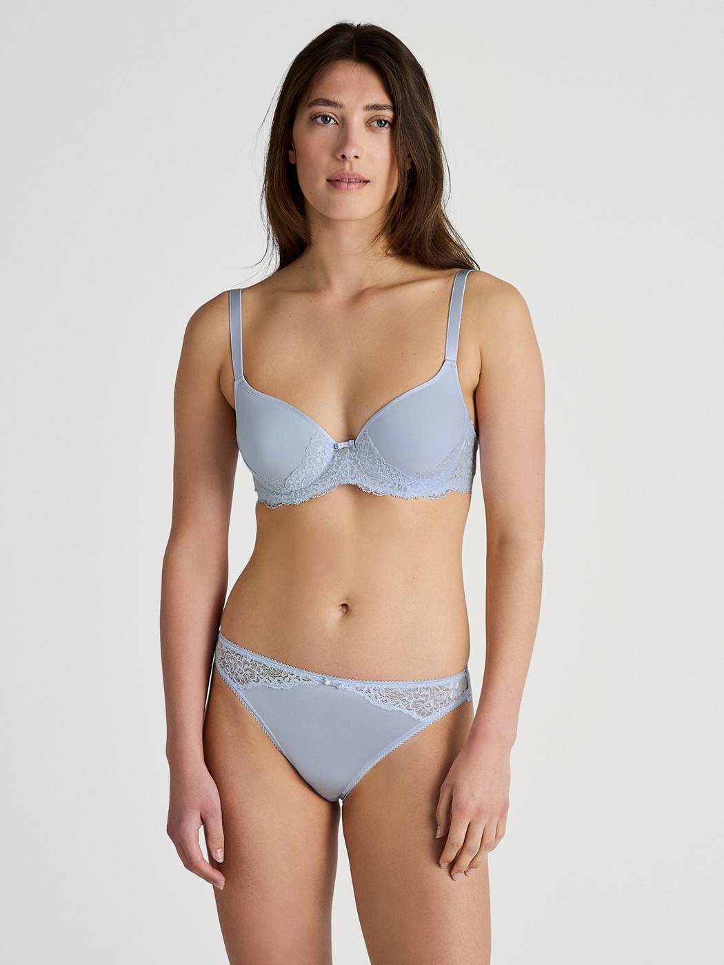 La modella / Il modello Donna indossa Slip in Viscosa di colore Blu, Pizzo, della serie Sensual Secrets di CALIDA, Abbigliamento