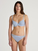 La modella / Il modello Donna indossa Slip in Viscosa di colore Blu, Pizzo, della serie Sensual Secrets di CALIDA, Abbigliamento