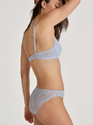 La modella / Il modello Donna indossa Slip in Viscosa di colore Blu, Pizzo, della serie Sensual Secrets di CALIDA, Immagine aggiuntiva