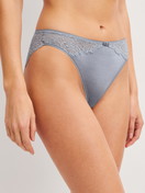 Damen-Model trägt Slip, regular cut aus Spitze in Grau, Spitze aus Serie Sensual Secrets von CALIDA, Vorderansicht