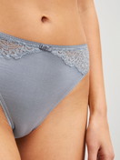 Damen-Model trägt Slip, regular cut aus Spitze in Grau, Spitze aus Serie Sensual Secrets von CALIDA, Detail