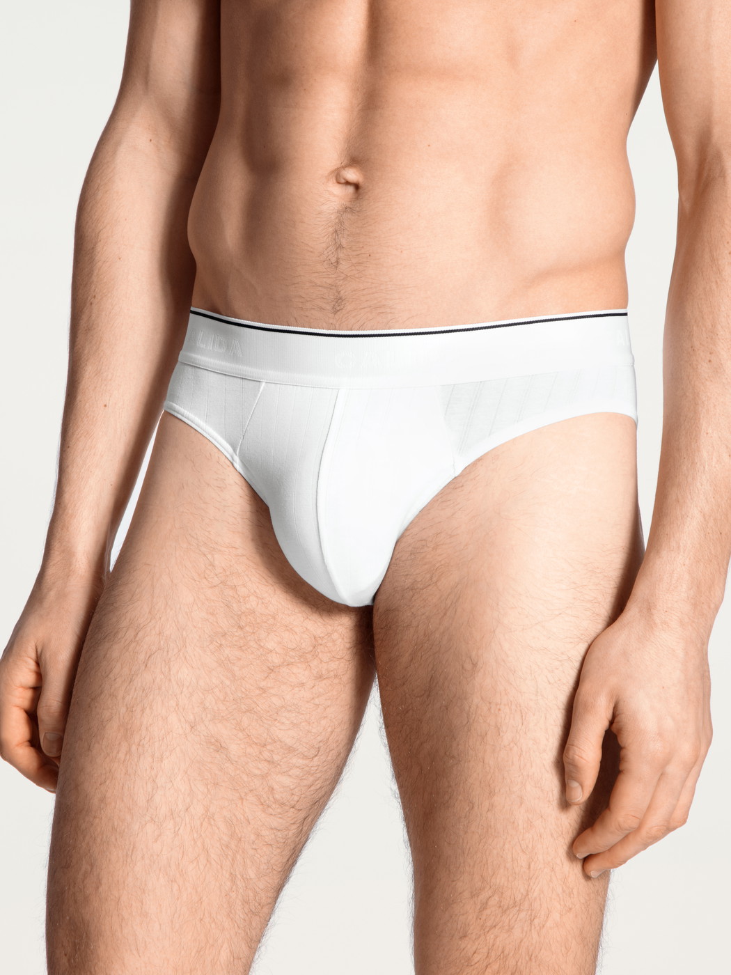 Herren-Model trägt Mini-Slip, Elastikbund aus Baumwolle in Weiß, Einfarbig aus Serie Pure & Style von CALIDA, Vorderansicht