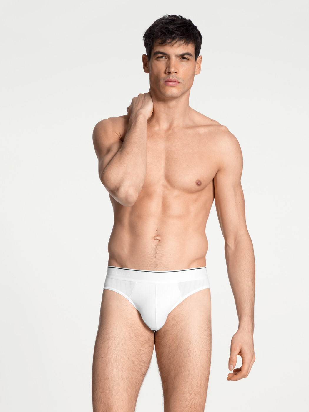 Herren-Model trägt Mini-Slip, Elastikbund aus Baumwolle in Weiß, Einfarbig aus Serie Pure & Style von CALIDA, Outfit, Vorderansicht