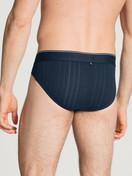 Herren-Model trägt Mini-Slip, Elastikbund aus Baumwolle in Blau, Einfarbig aus Serie Pure & Style von CALIDA, Rückansicht