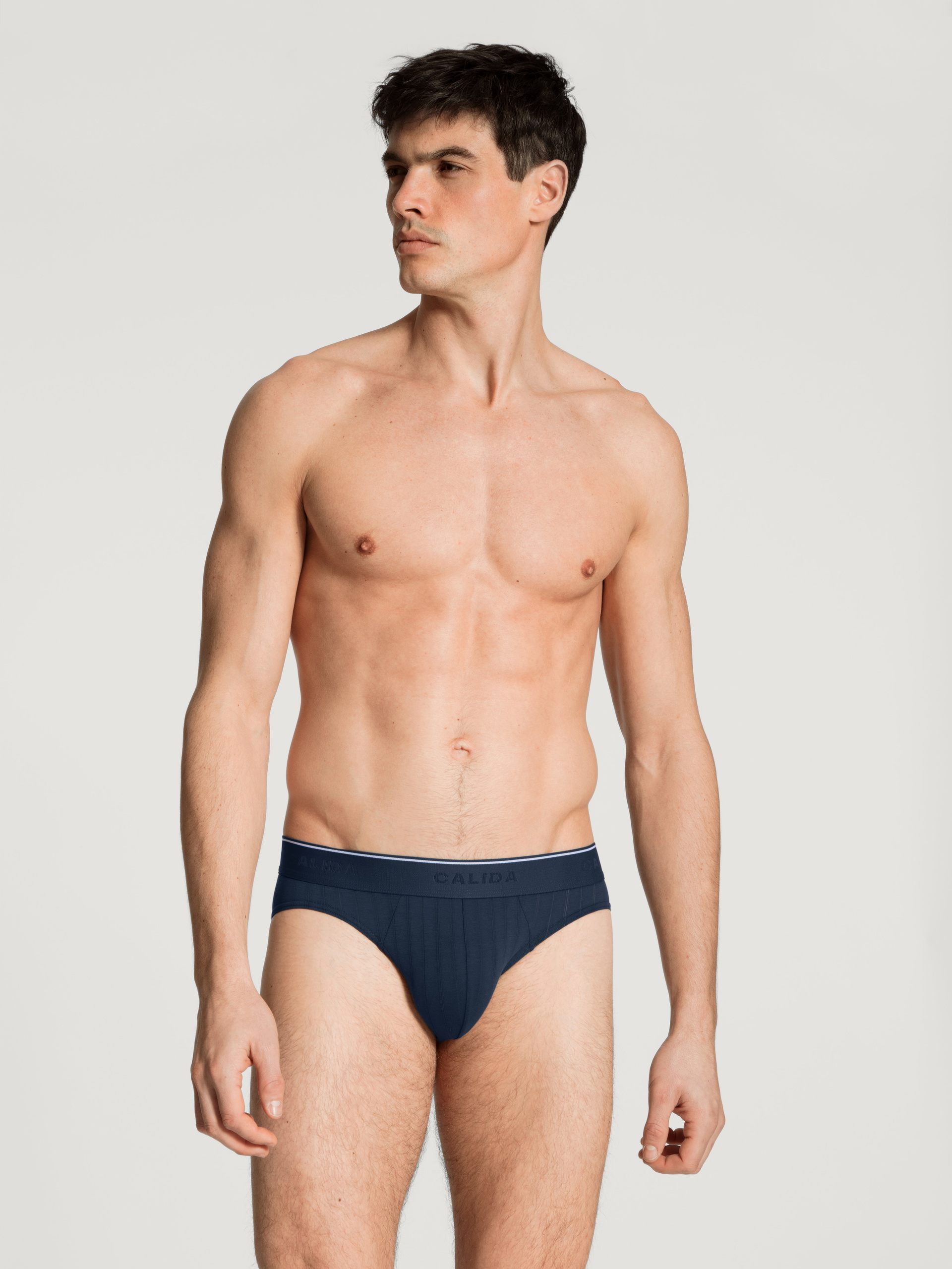 La modella / Il modello Uomo indossa Mini slip in Cotone di colore Blu, Tinta unita, della serie Pure & Style di CALIDA, Abbigliamento, Vista frontale
