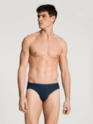 Herren-Model trägt Mini-Slip, Elastikbund aus Baumwolle in Blau, Einfarbig aus Serie Pure & Style von CALIDA, Outfit, Vorderansicht