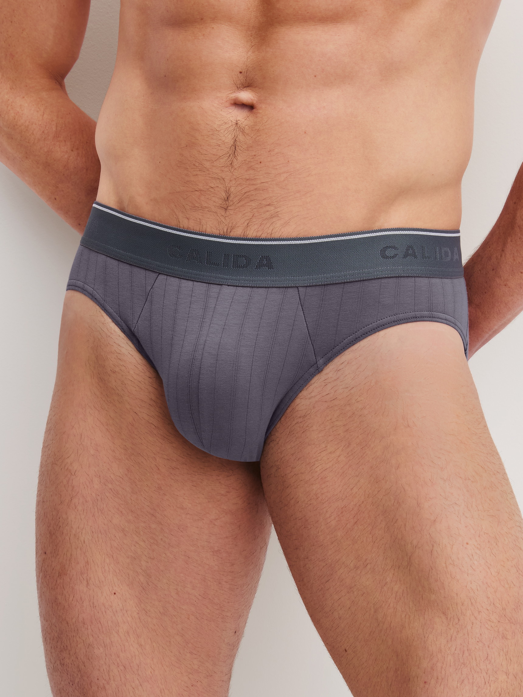 Le mannequin Homme porte le/la Mini slip en Coton de couleur Gris, Unicolore, de la série Pure & Style de CALIDA, Vue de face