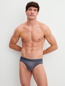 Herren-Model trägt Mini-Slip, Elastikbund aus Baumwolle in Grau, Einfarbig aus Serie Pure & Style von CALIDA, Outfit