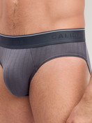 Herren-Model trägt Mini-Slip, Elastikbund aus Baumwolle in Grau, Einfarbig aus Serie Pure & Style von CALIDA, Detail