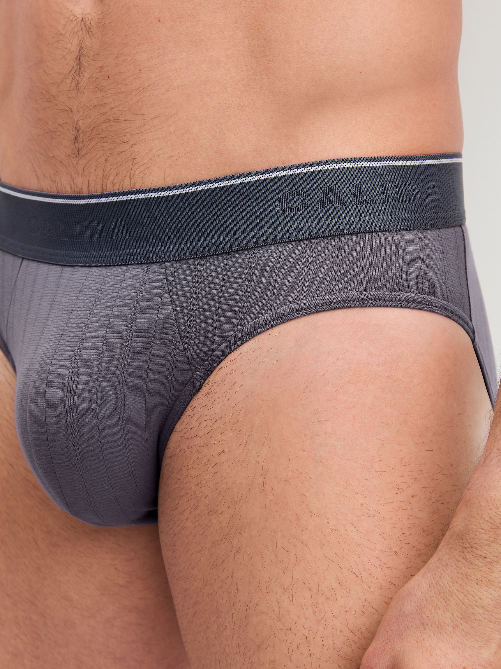 Le mannequin Homme porte le/la Mini slip en Coton de couleur Gris, Unicolore, de la série Pure & Style de CALIDA, Détail