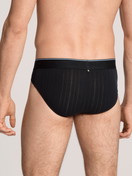 Herren-Model trägt Mini-Slip, Elastikbund aus Baumwolle in Schwarz, Einfarbig aus Serie Pure & Style von CALIDA, Rückansicht