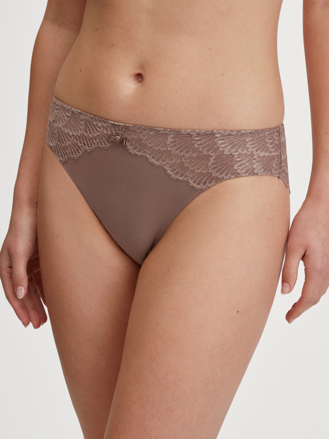 Le mannequin Femme porte le/la Culotte en Modal de couleur Marron, Dentelle, de la série Modal Sense de CALIDA, Vue de face