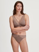 Le mannequin Femme porte le/la Culotte en Modal de couleur Marron, Dentelle, de la série Modal Sense de CALIDA, Tenue